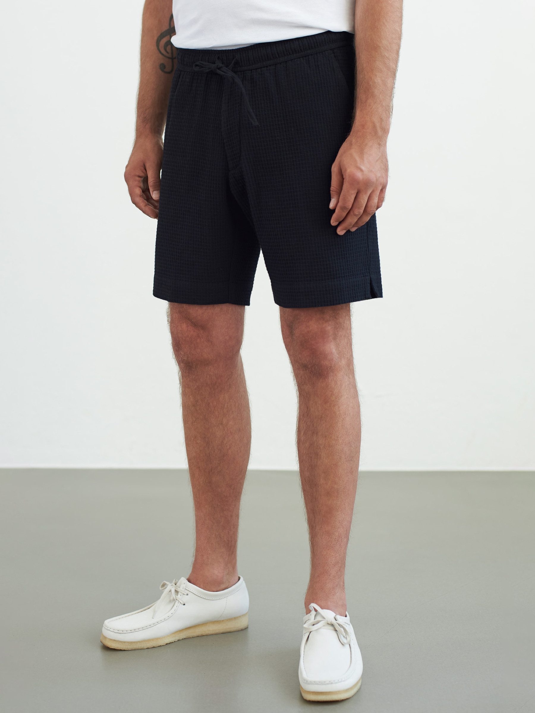 Hose Jim Shorts eco crepe black About Companions