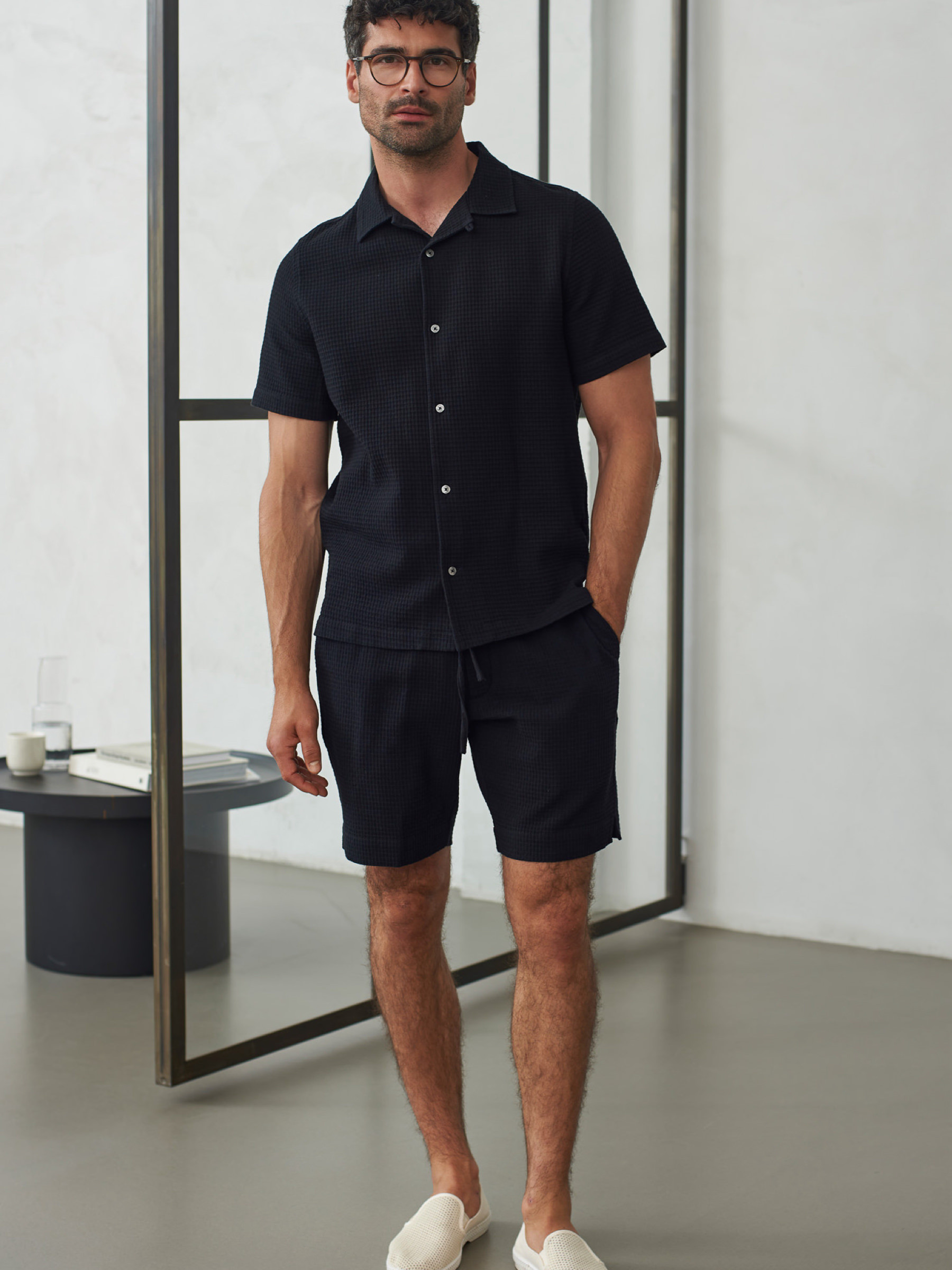 Hose Jim Shorts eco crepe black About Companions