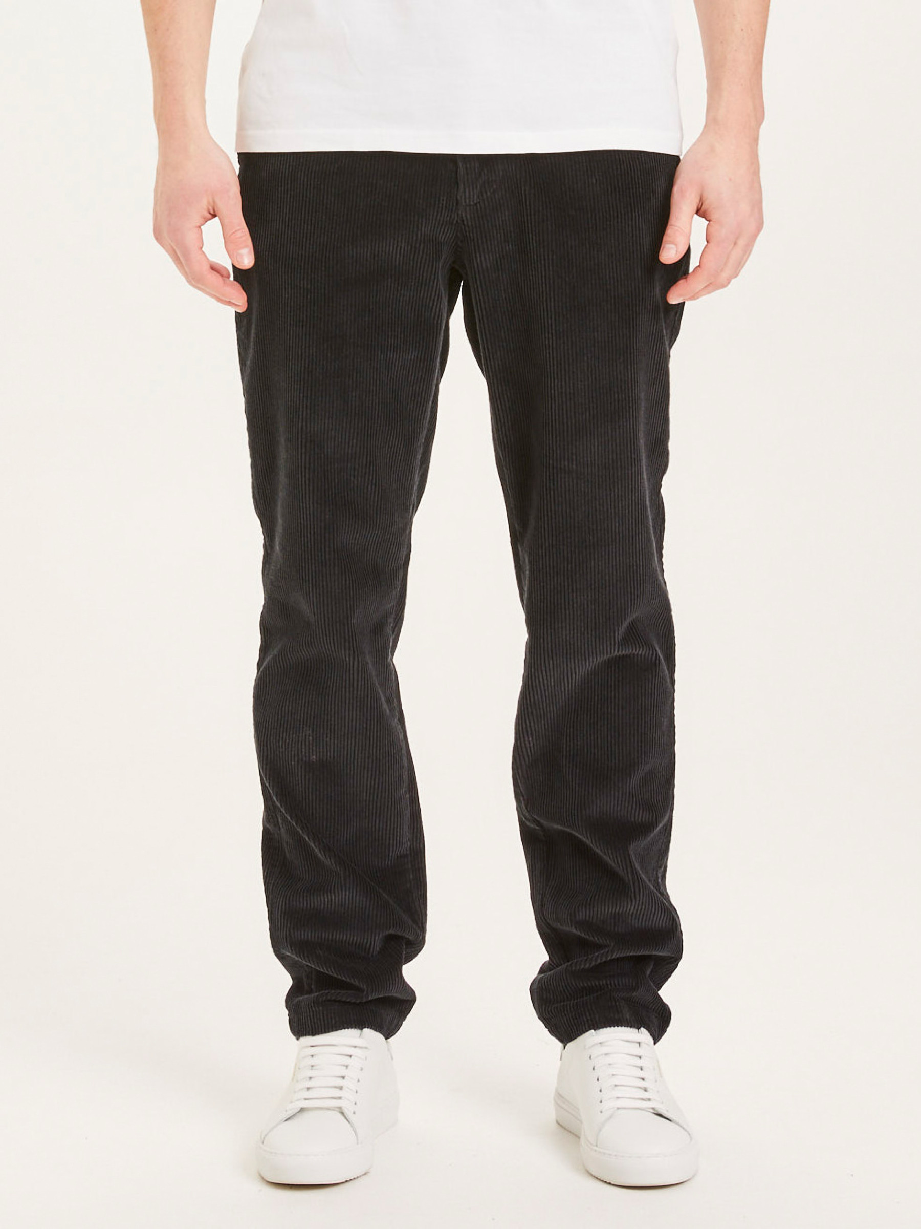 Hose Chuck Regular 8-Wales Corduroy Chino Pants black jet Knowledge Cotton Apparel